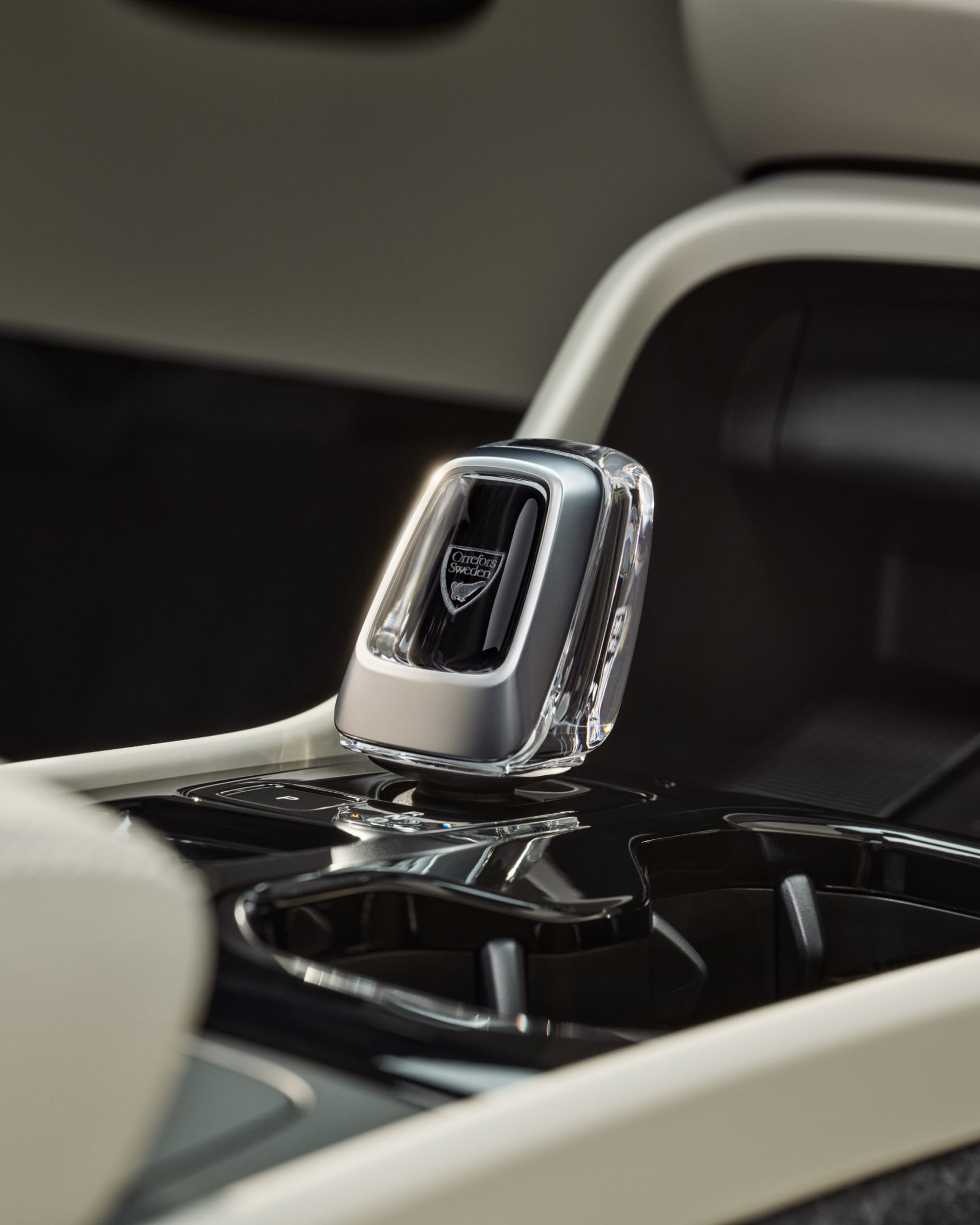 Close-up of the crystal gear shifter in the high-gloss black centre console of the Volvo XC40 mild hybrid.