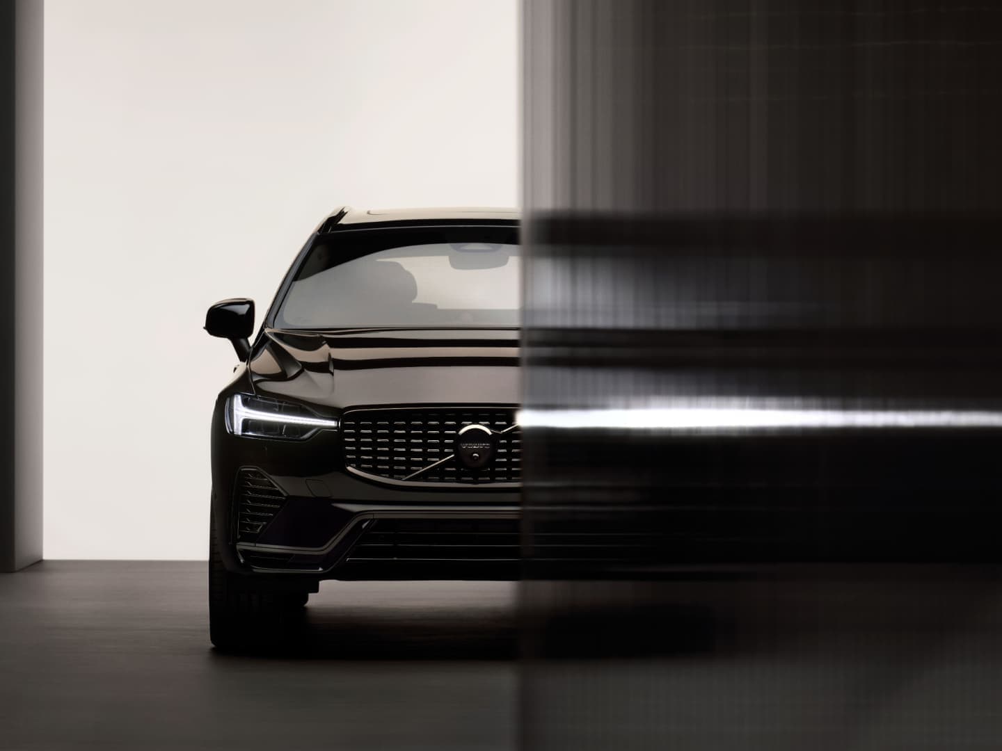 Вид спереди на мягкий гибрид Volvo XC60 Black Edition.