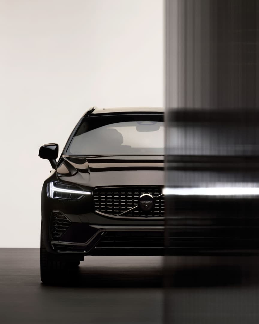 Die Frontansicht eines Volvo XC60 Mild-Hybrid Black Edition.