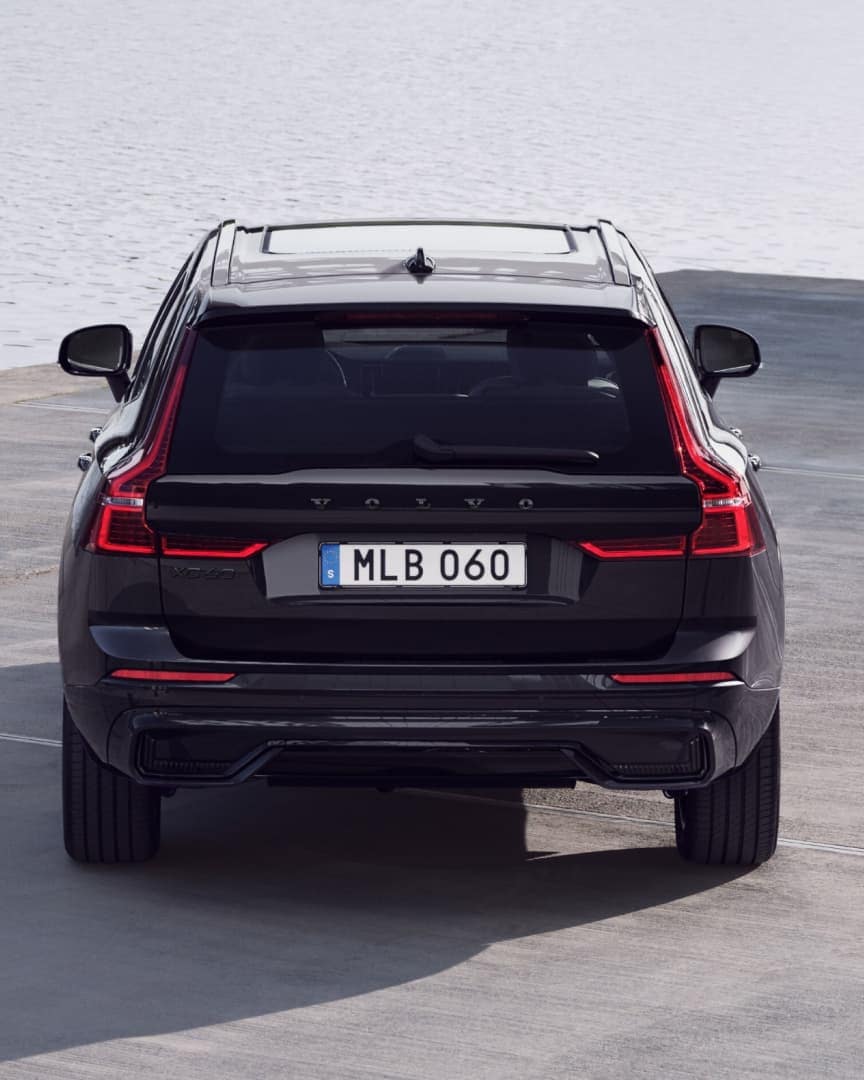 Vedere din spate a modelului Volvo XC60 Black Edition mild hybrid.