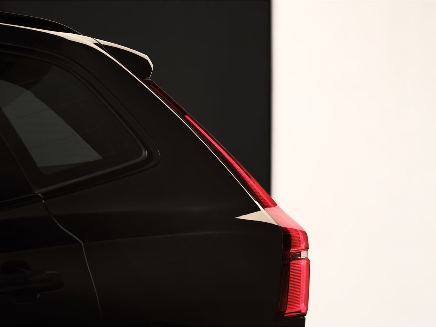 Seitenansicht der Rücklichter des Volvo XC60 Mild-Hybrid Black Edition.