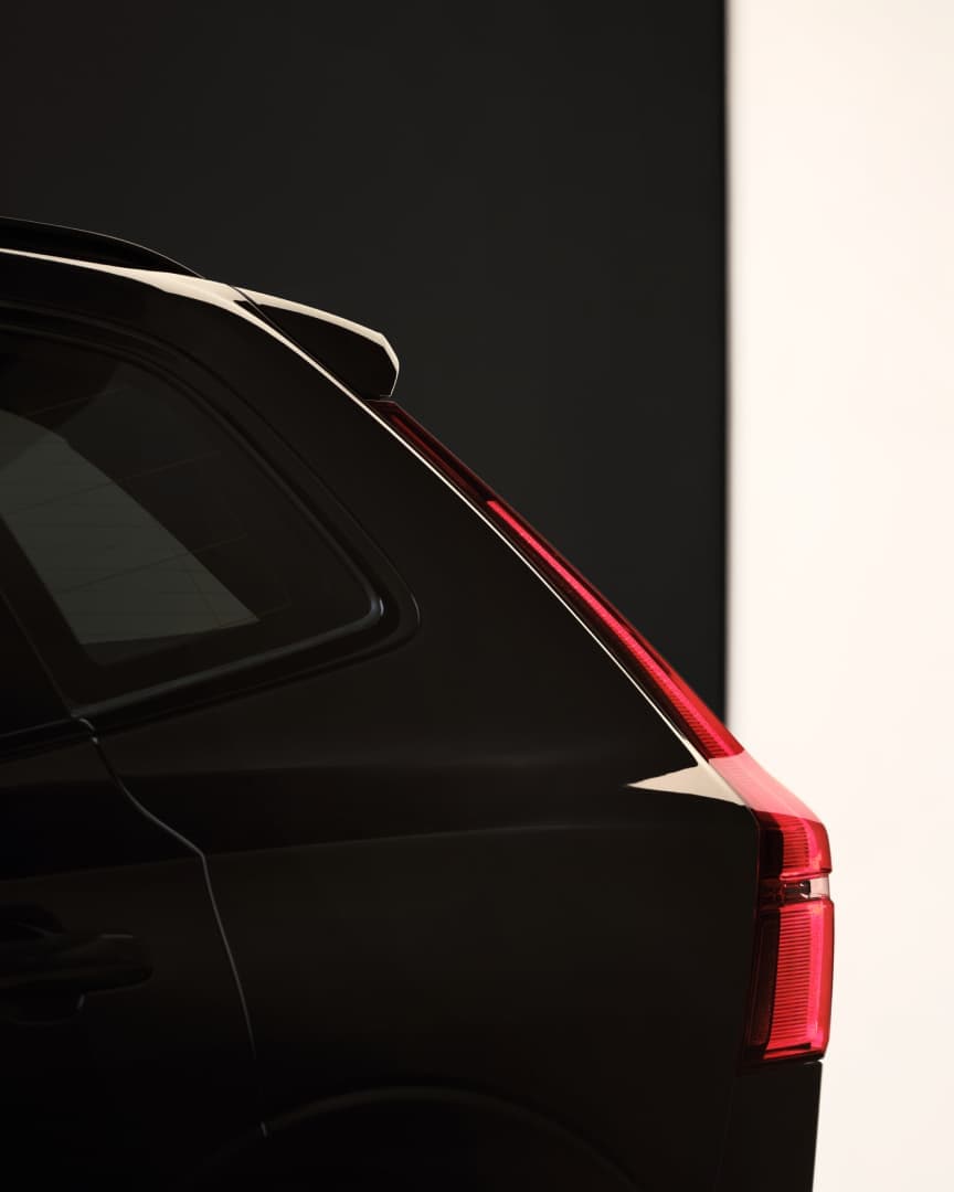 Seitenansicht der Rücklichter des Volvo XC60 Mild-Hybrid Black Edition.