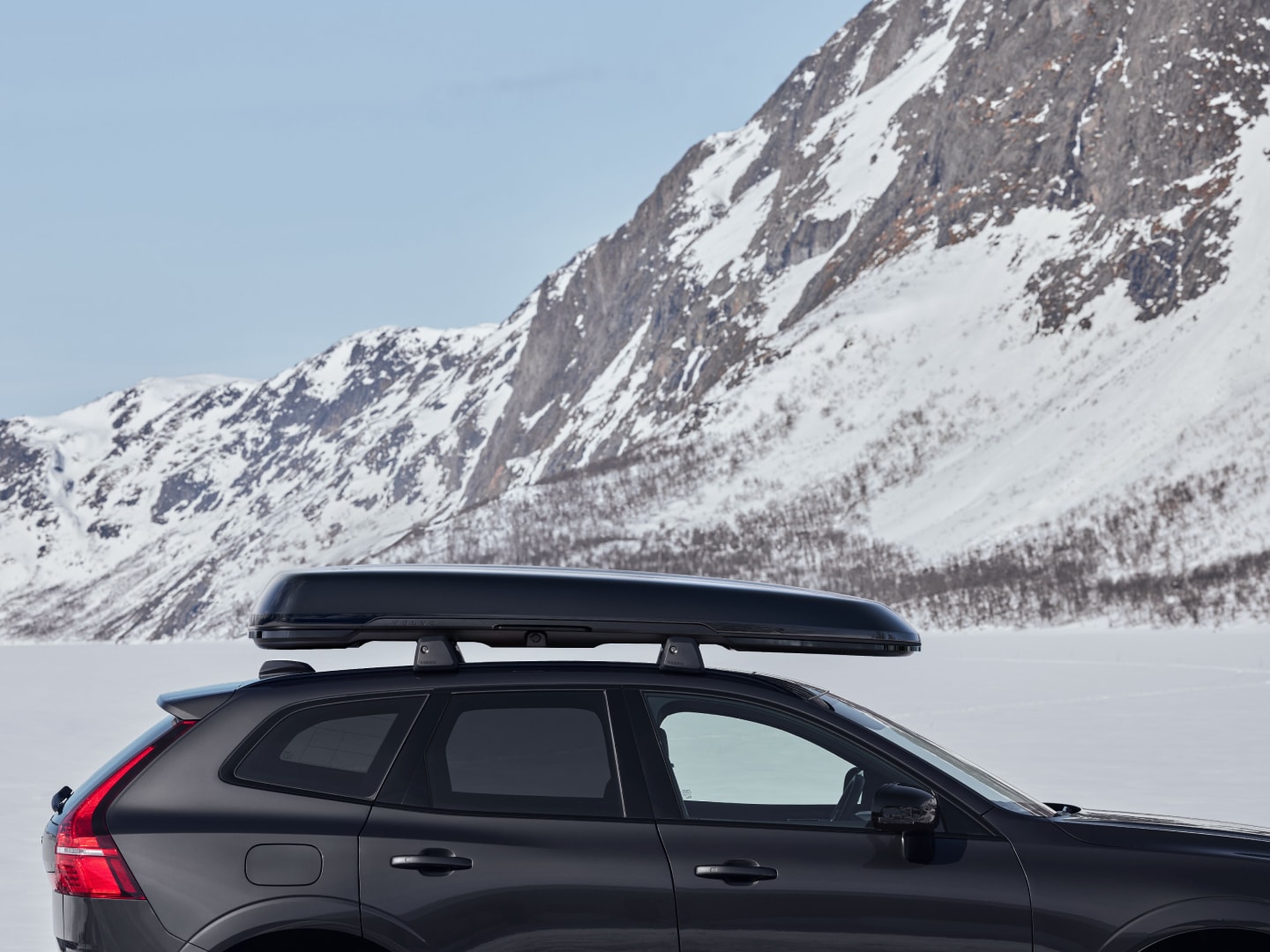 Volvo XC60 Black Edition Mild Hybrid équipée d’un coffre de toit noir.