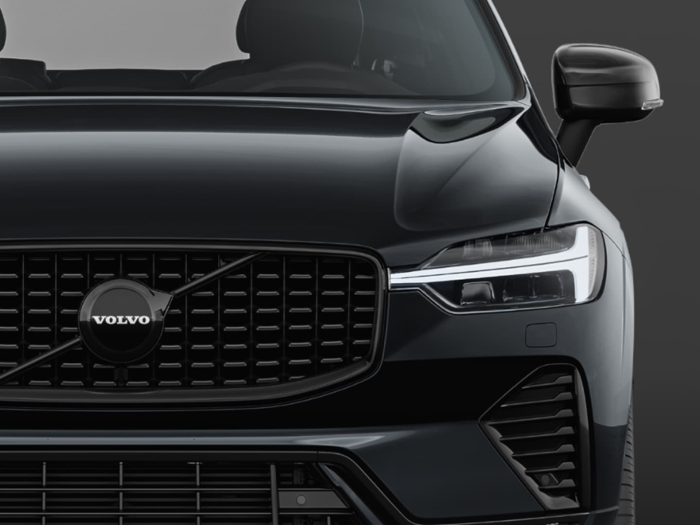 Zwarte details aan de buitenkant van de Volvo XC60 Black Edition mild hybrid.