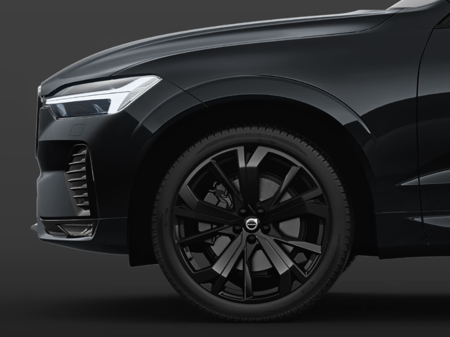 The glossy black double-spoked rims of the Volvo XC60 Black Edition Mild hybrid.