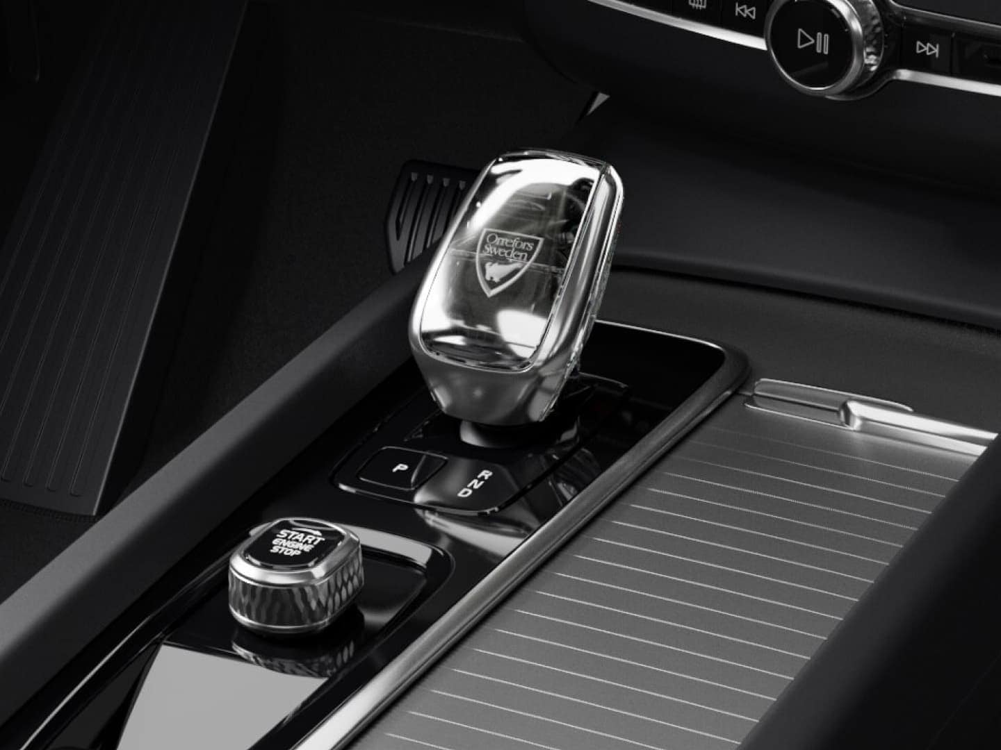 Levier de vitesse en cristal d’Orrefors et volant sur mesure du SUV hybride Volvo XC60 Black Edition.