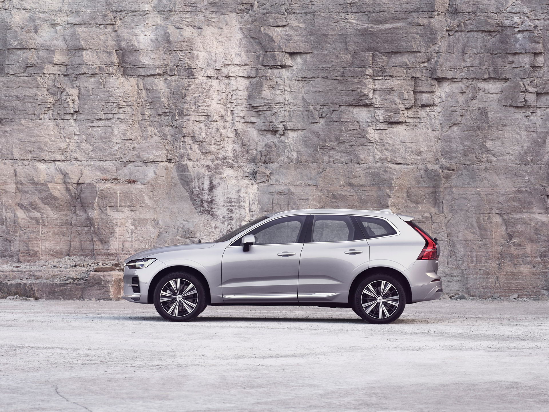 Kayalıkların önünde hareketsiz duran gümüş renkte bir Volvo XC60.