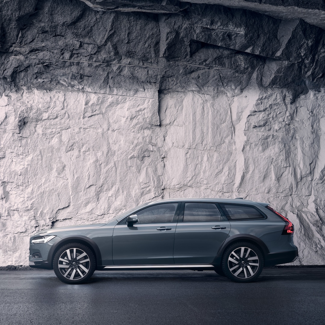 Grár Volvo V90 Cross Country sem lagt er við klettavegg.