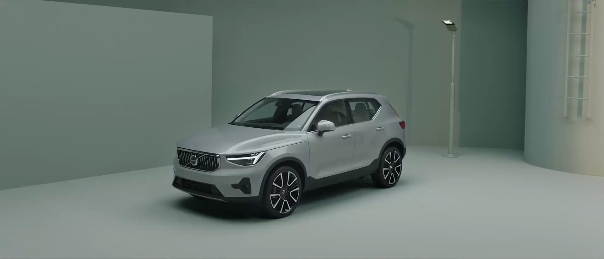 https://www.volvocars.com/images/v/-/media/applications/pdpspecificationpage/xc40-fuel/pdp/xc40-fuel-hero-21x9.jpg?h=824&iar=0&w=1920