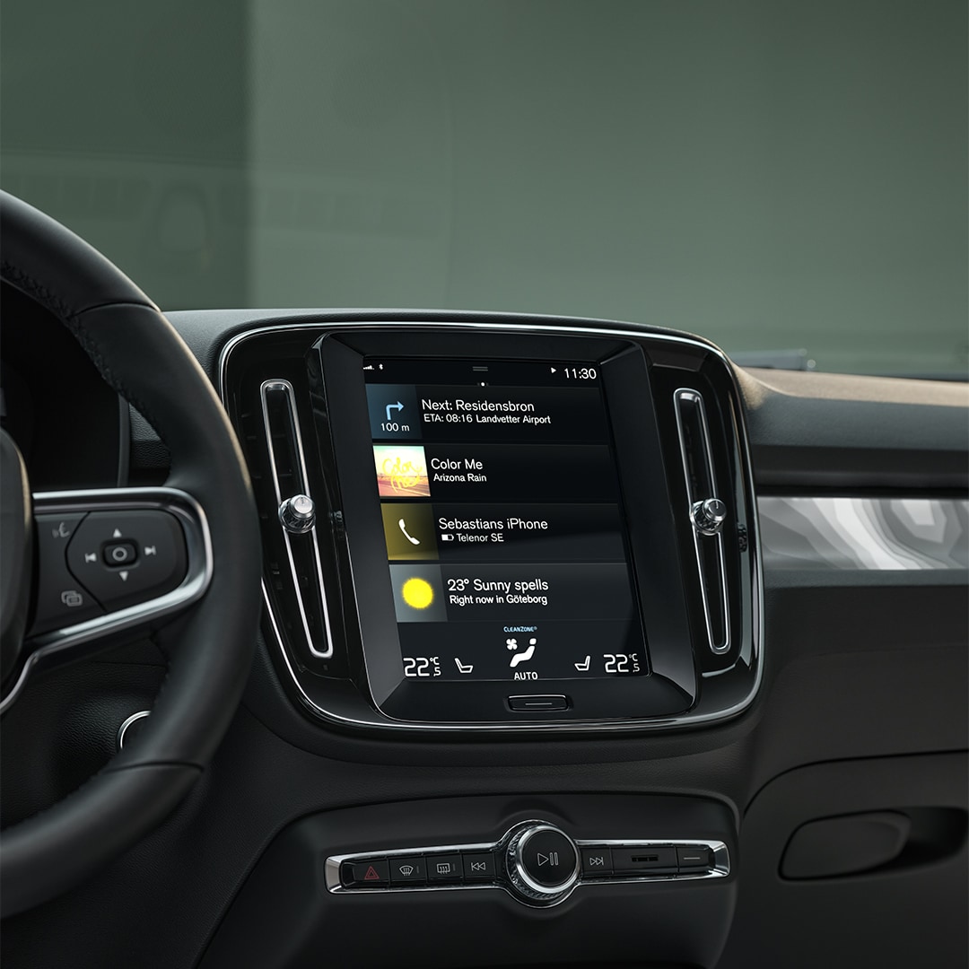 Écran tactile central dans le Volvo XC40 Recharge hybride rechargeable.