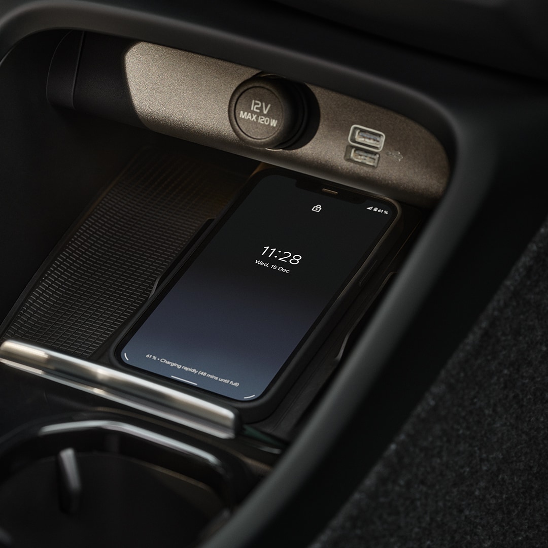 Gros plan sur le levier de vitesses en cristal dans la console centrale de la Volvo XC40 Recharge Plug-in Hybrid.