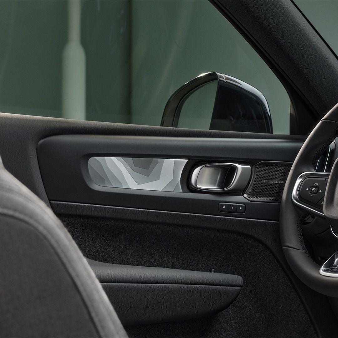 Back-lit instrument panel with Topography decor in the Volvo XC40 Recharge plug-in hybrid.