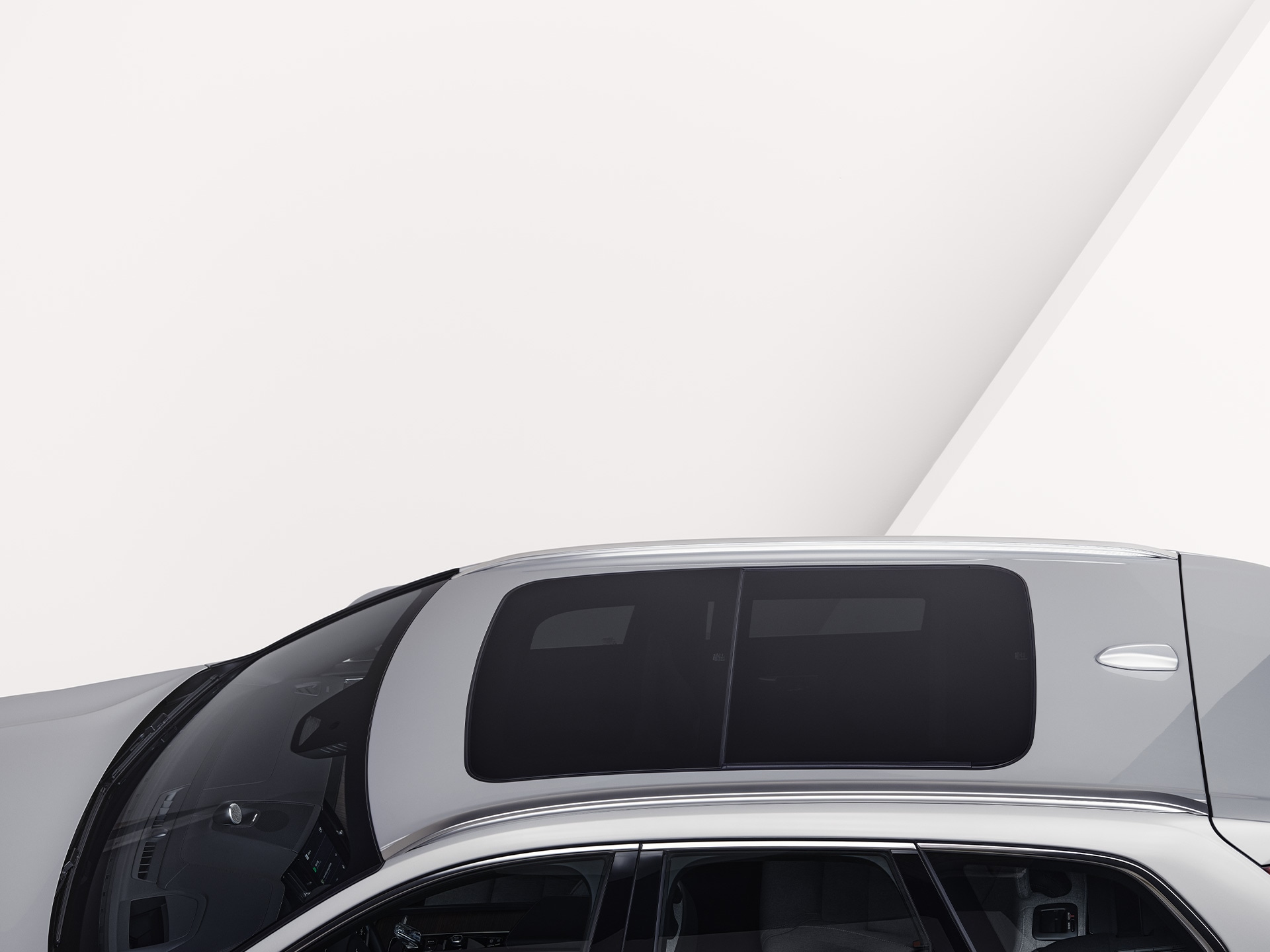 Cửa sổ trời toàn cảnh trên xe Volvo XC60 Recharge.