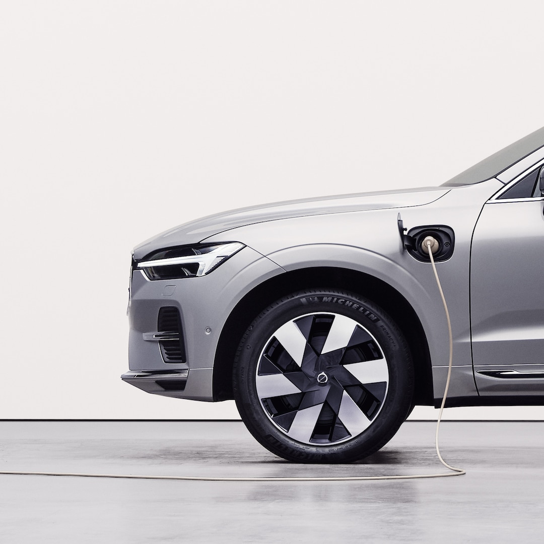 New aerodynamic wheel design on the Volvo XC60 Recharge.