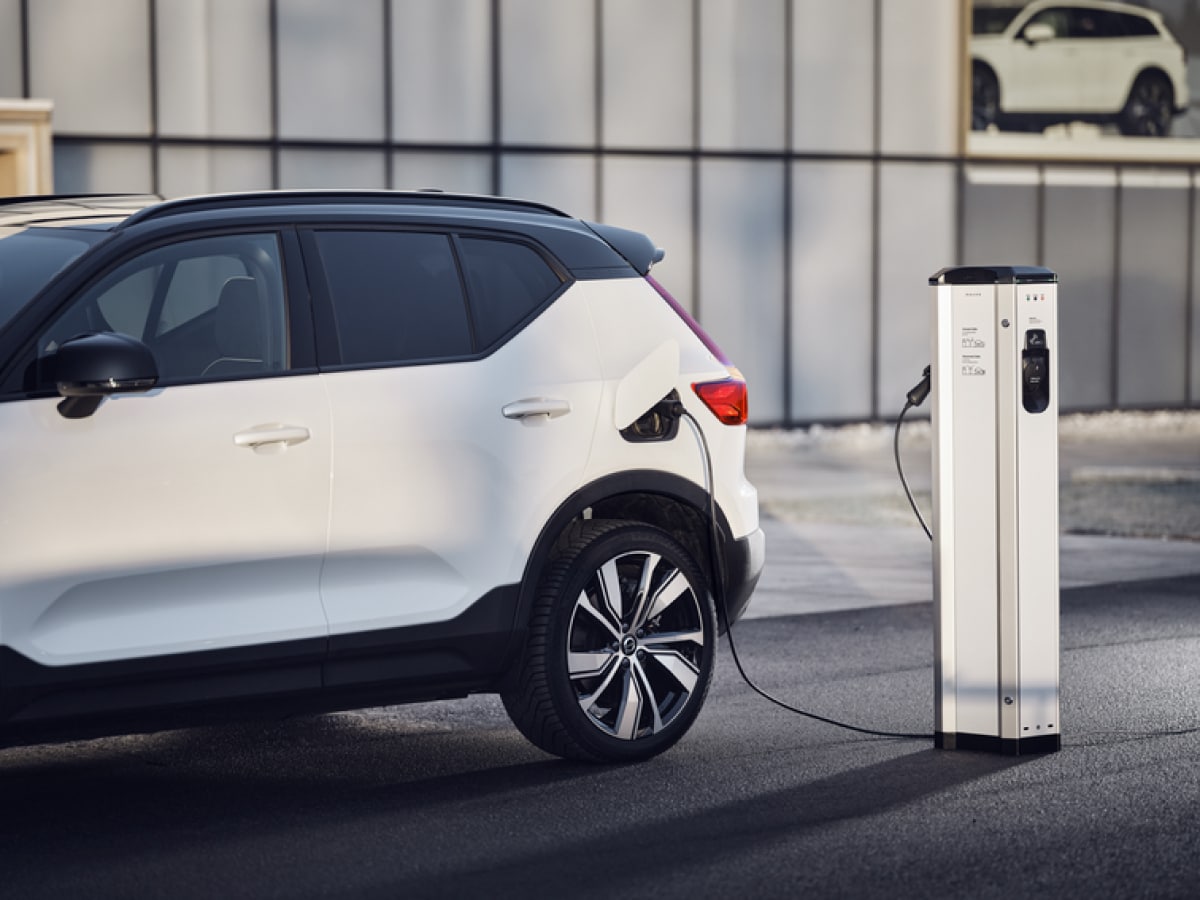 Image of a white Volvo connected to a charging point.