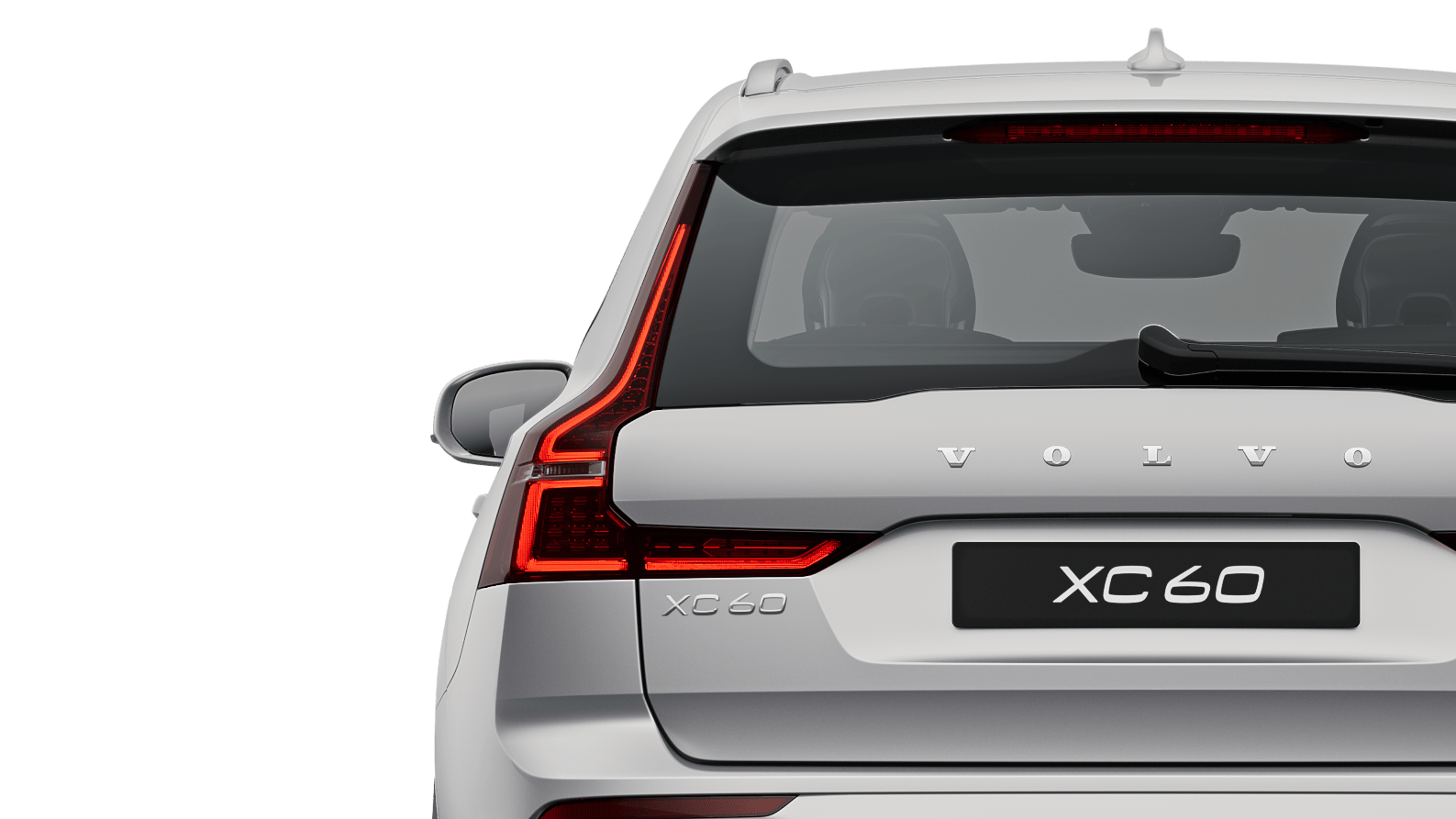 En stillastående Volvo XC60 Recharge laddhybrid i färgen Silver Dawn.