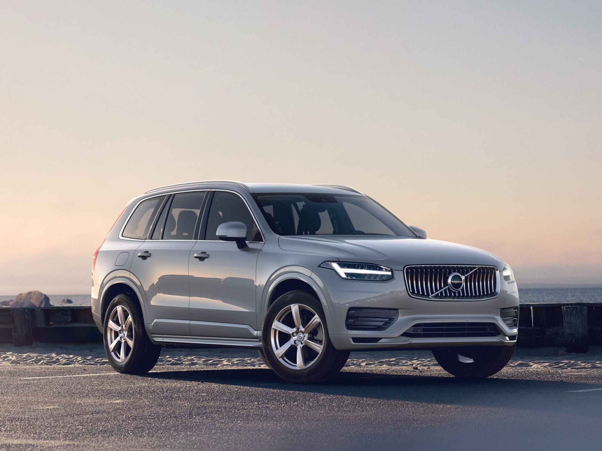 Vooraanzicht van de Volvo XC90 bij avondlicht