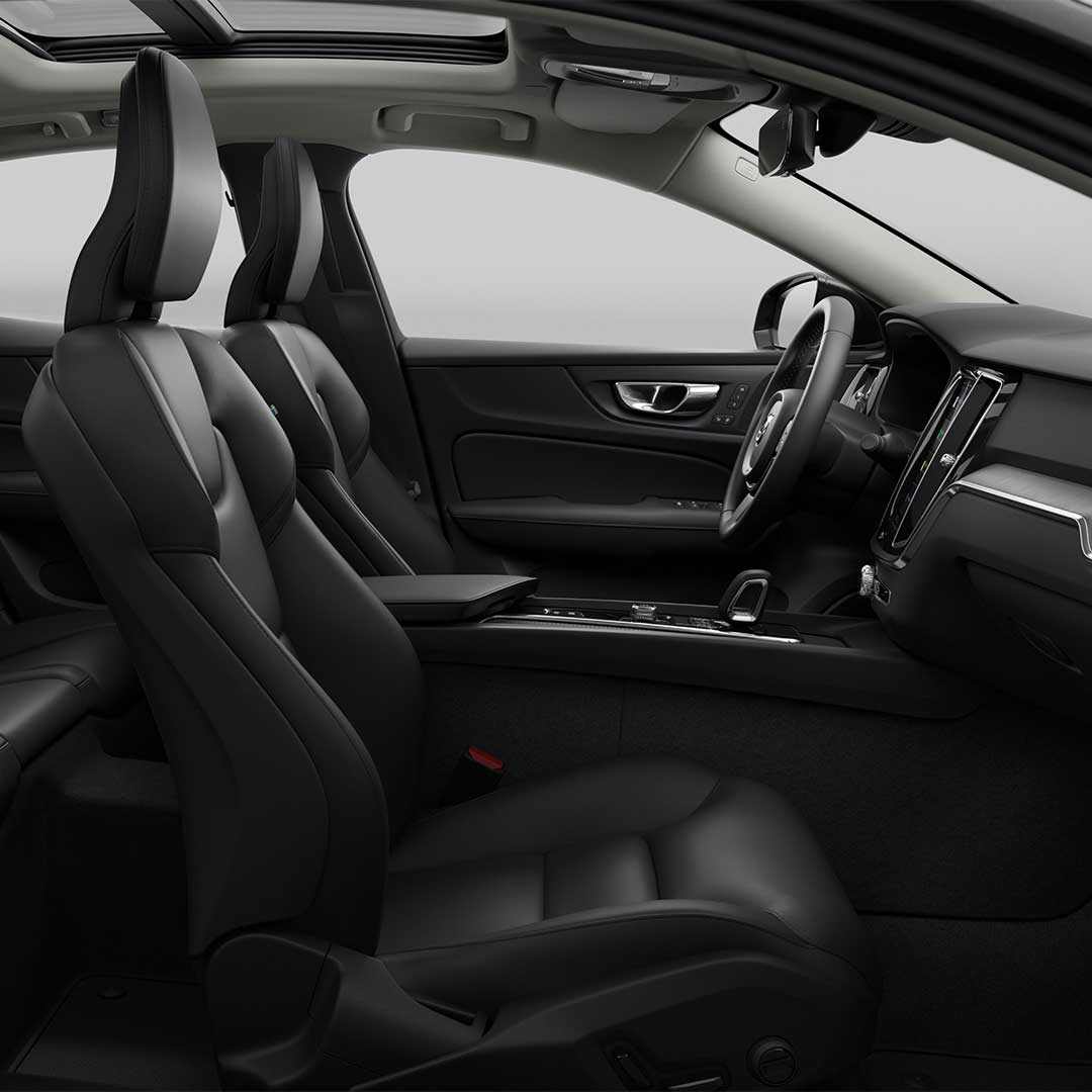 Wide-angle view of the entire Volvo S60 mild hybrid cabin.