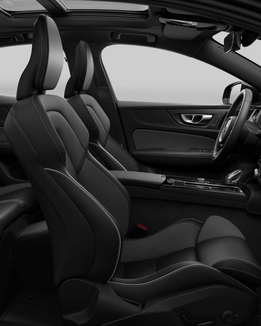 Siège conducteur, volant, écran du système d'infodivertissement, et portière côté conducteur de la Volvo S60 Recharge hybride branchable.