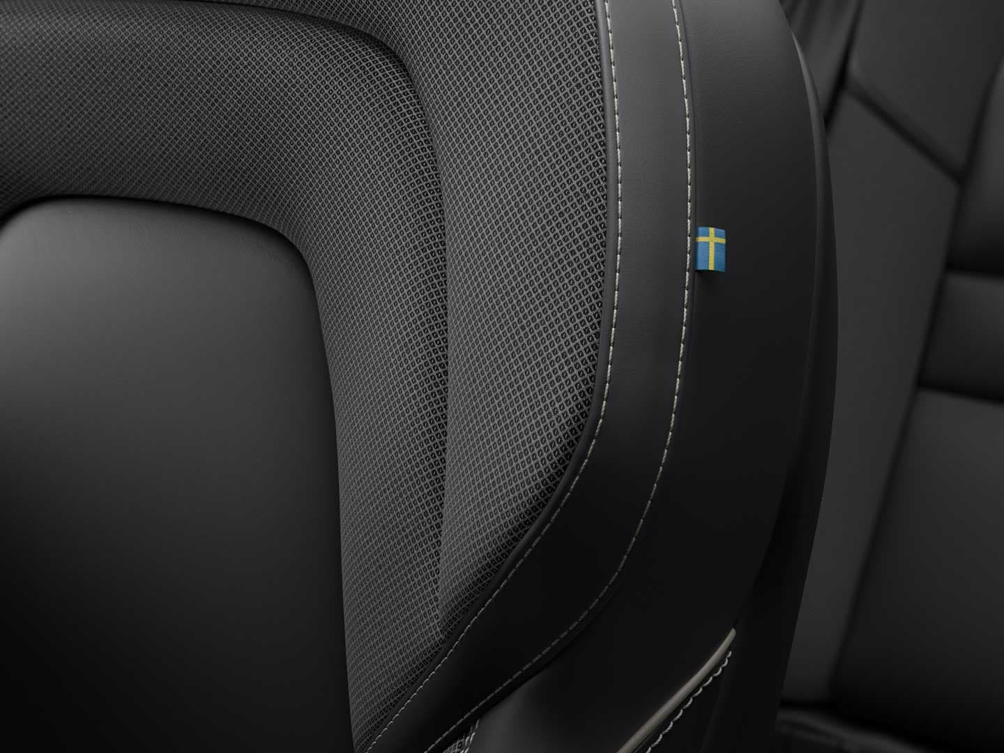 Gros plan sur les sièges de la berline de luxe Volvo S60 hybride branchable.