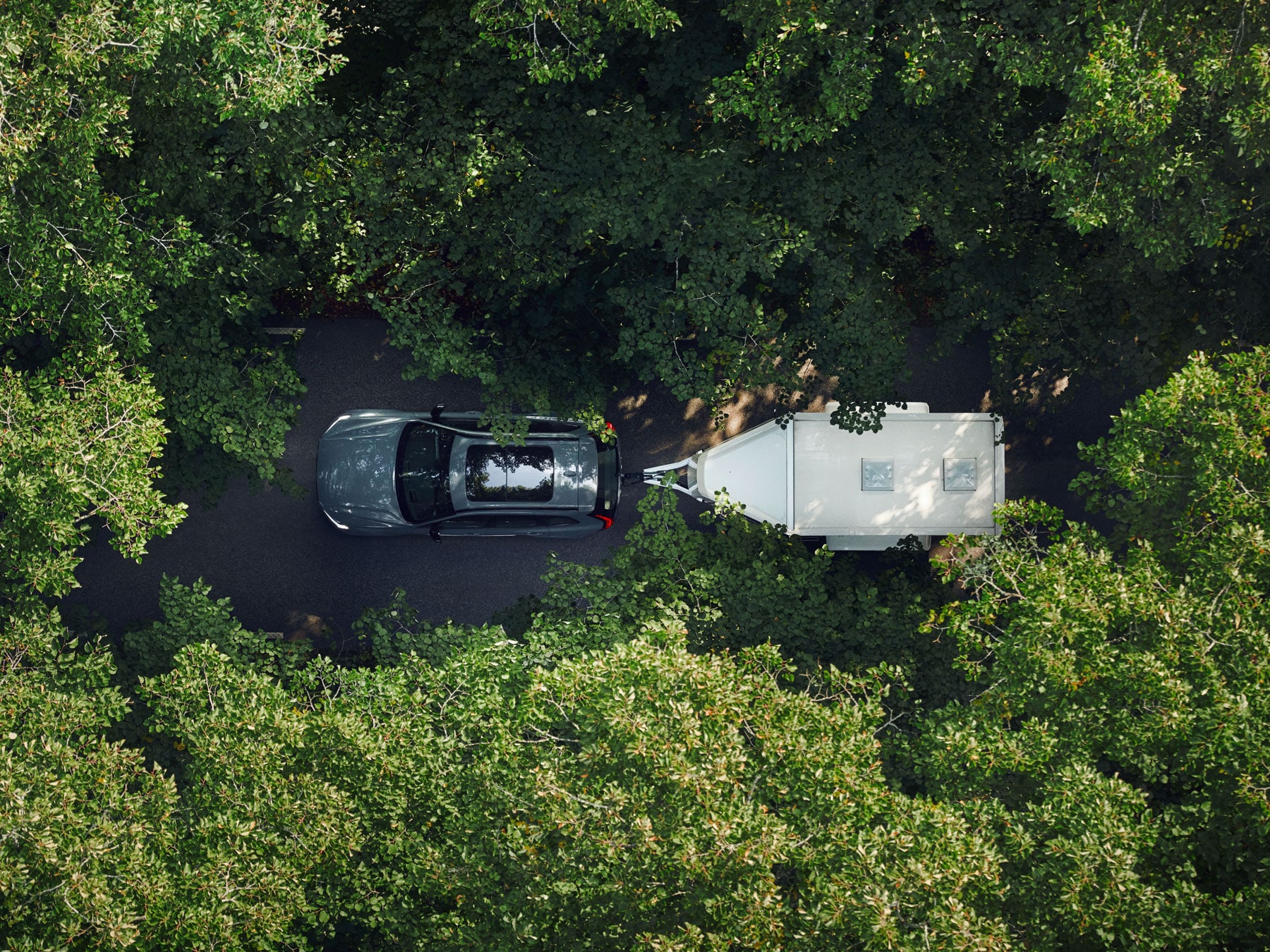 Volvo tractant un bateau vu de haut