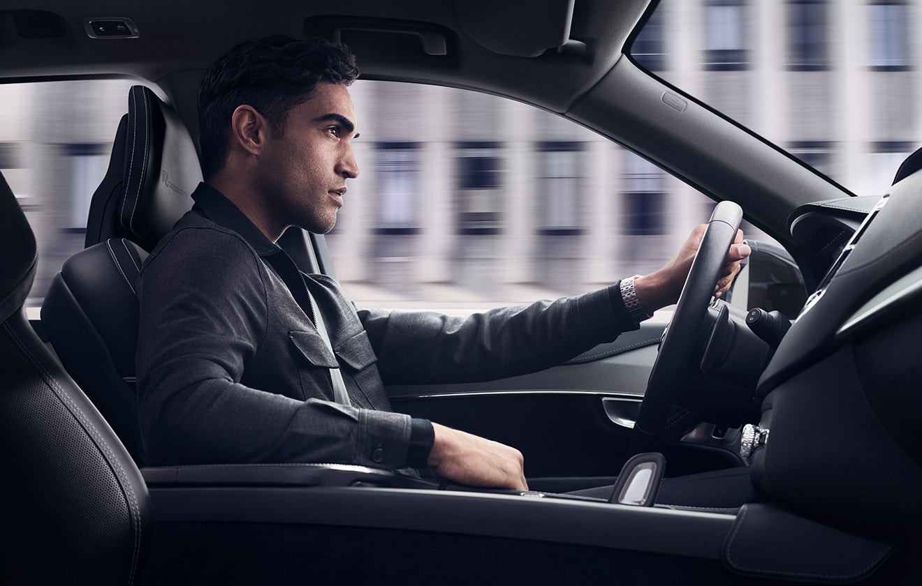 Homme au volant d'une voiture Volvo