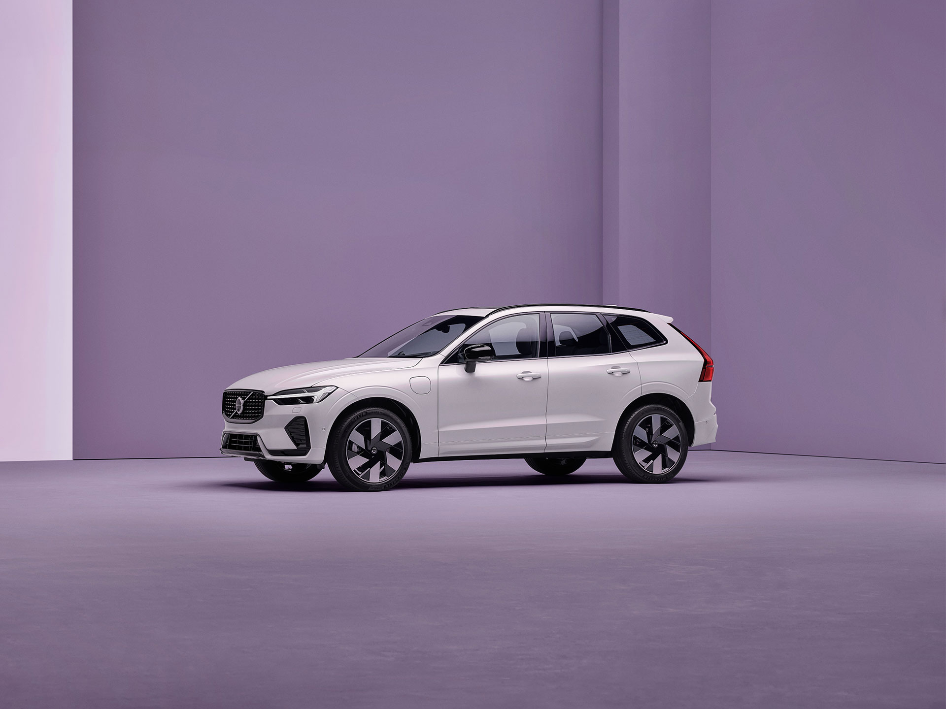 Volvo XC60 violet de profil