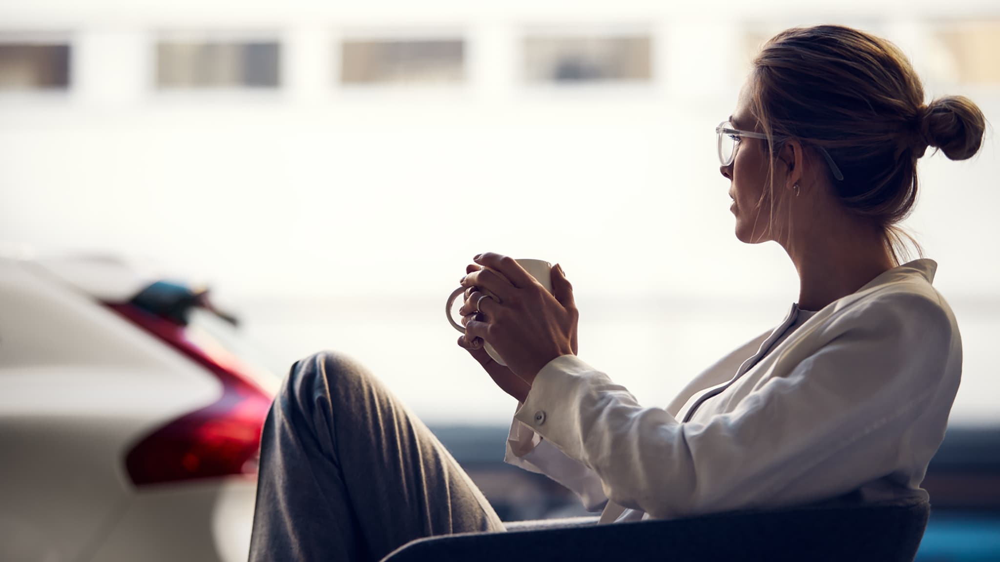 Femme prenant un café