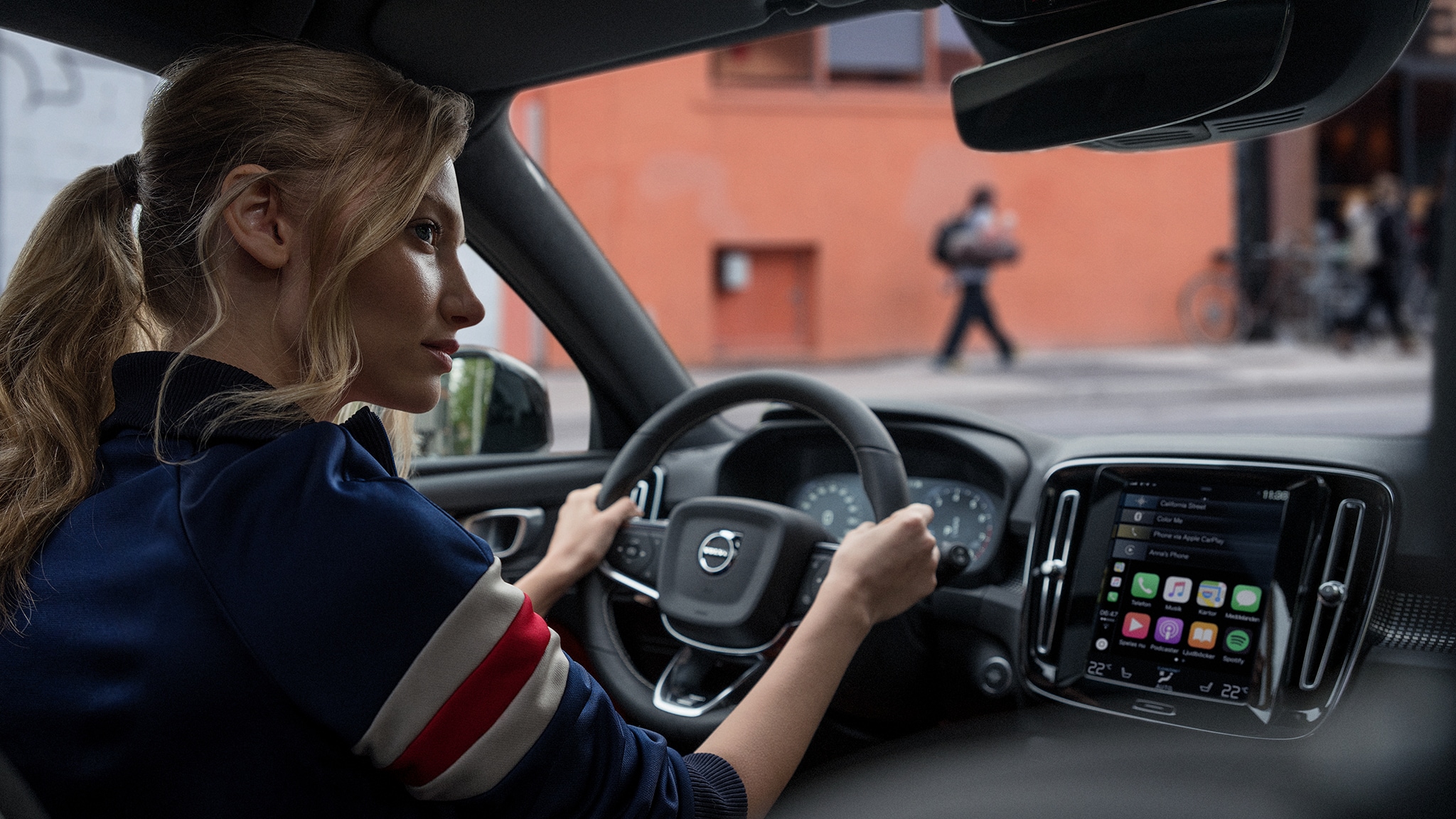 Intérieur d'une voiture Volvo avec une femme au volant