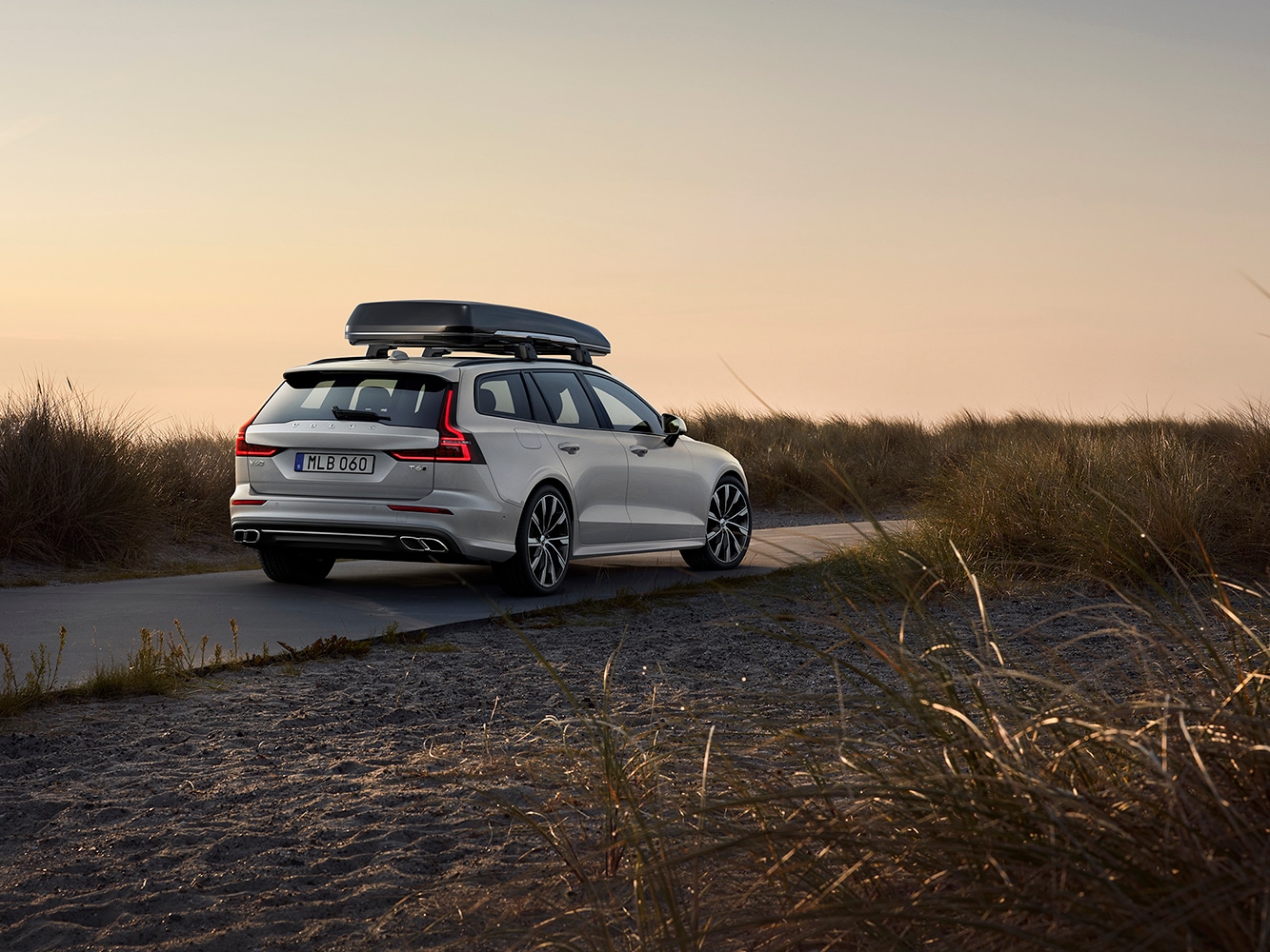 Break Volvo V60 avec offre de toit sur la route