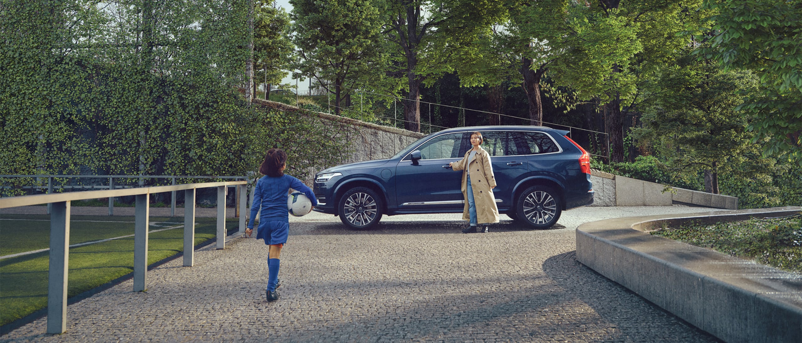 Fille et femme devant un Volvo XC90