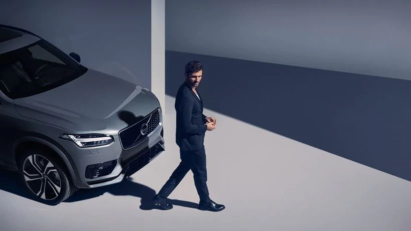 Volvo vue de dessus avec homme à côté