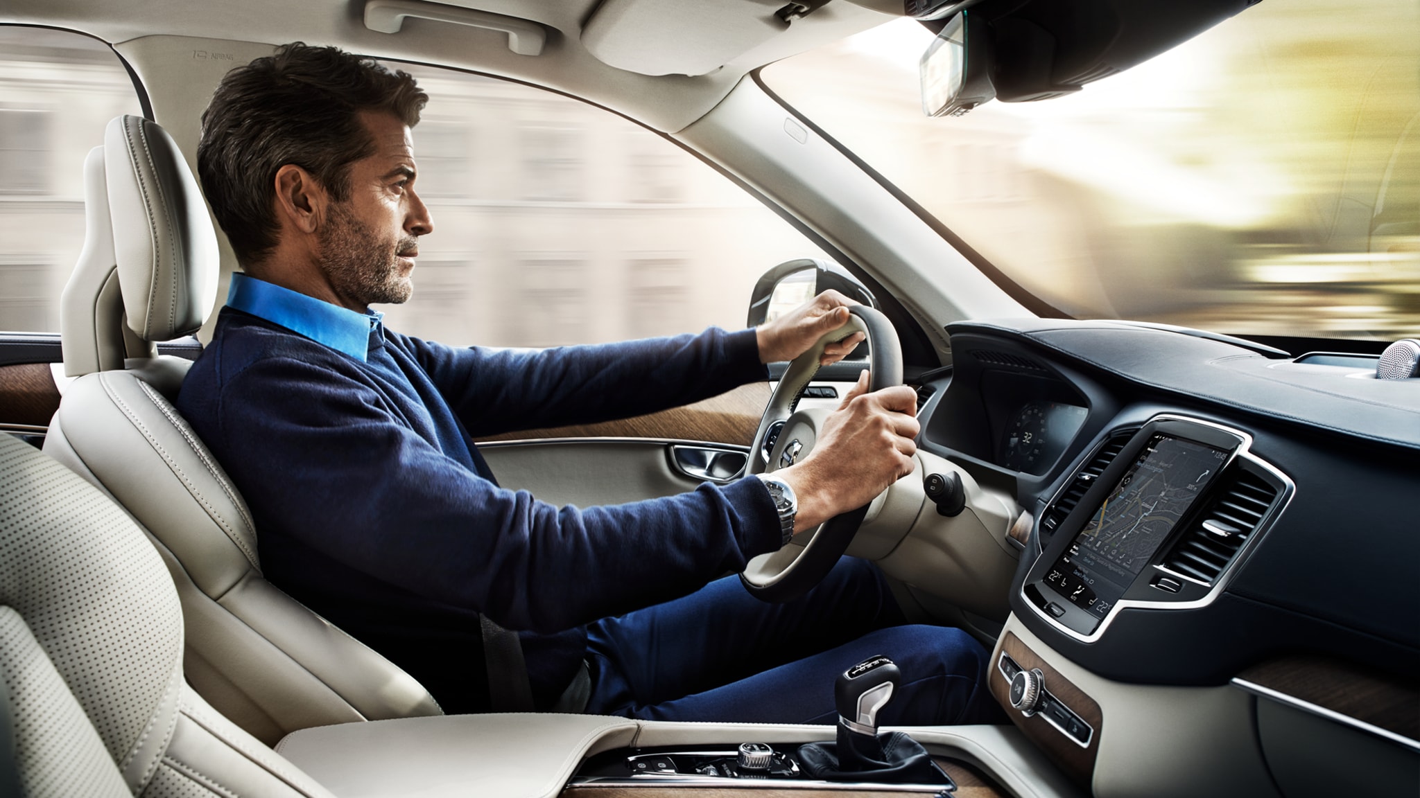 Homme au volant d'une Volvo vu de l'intérieur