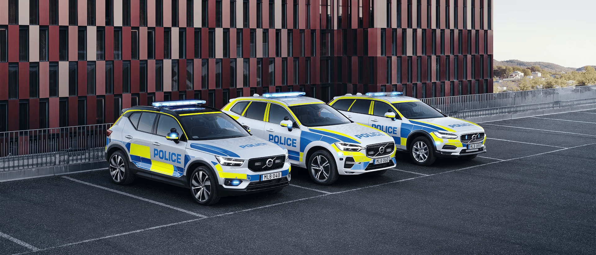 3 voitures de police Volvo alignées