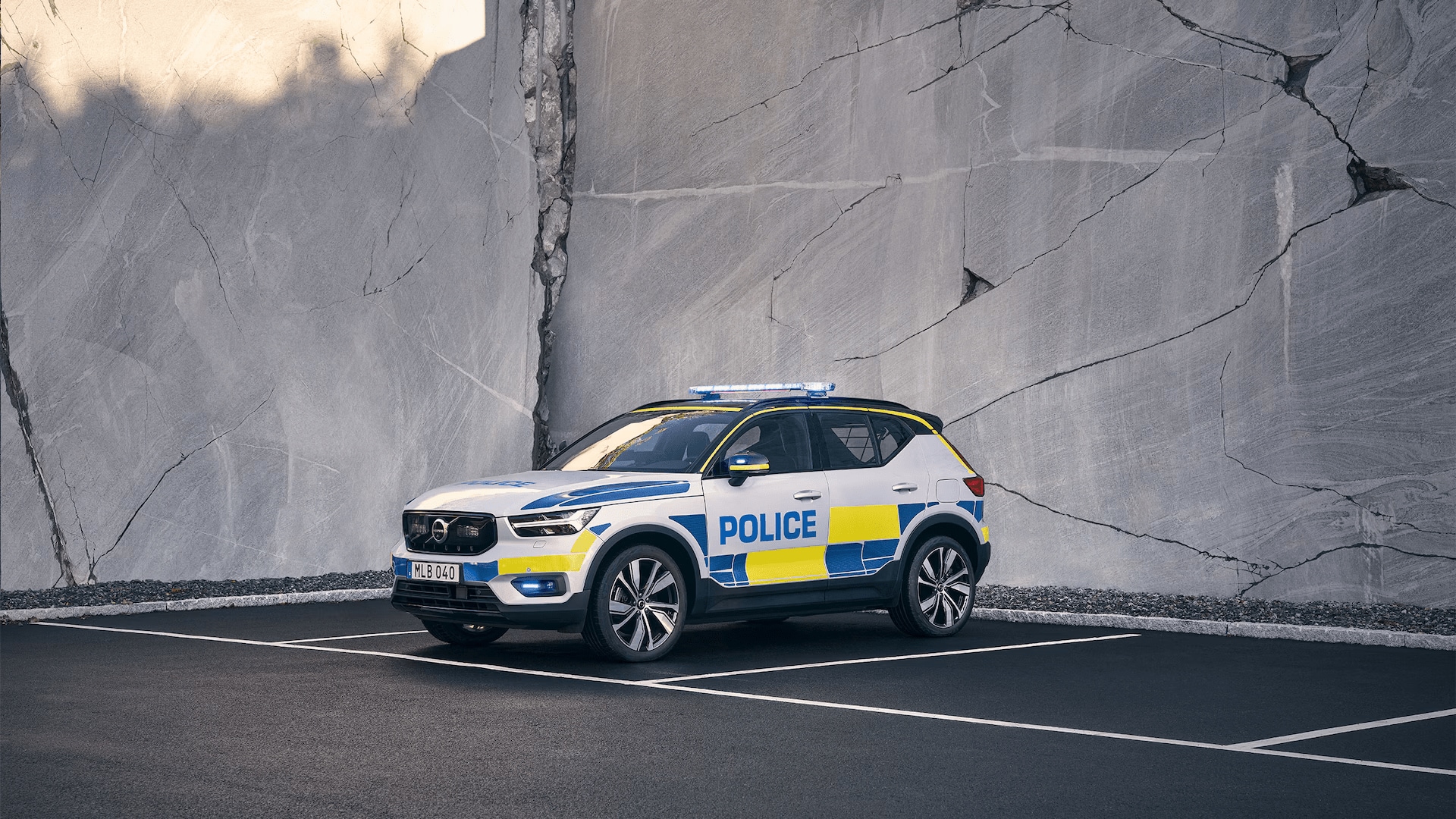 Voiture de police Volvo XC40 de trois quart