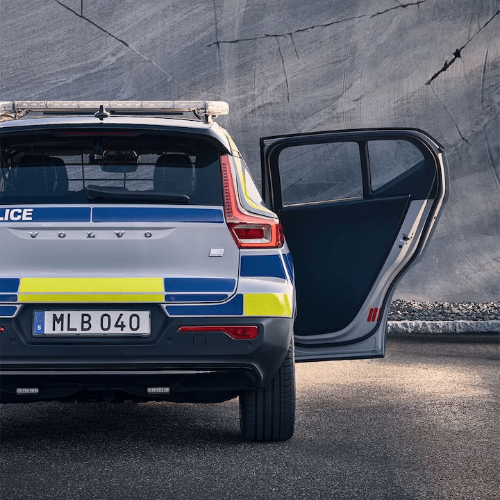 Arrière voiture de police Volvo XC40 avec une porte ouverte