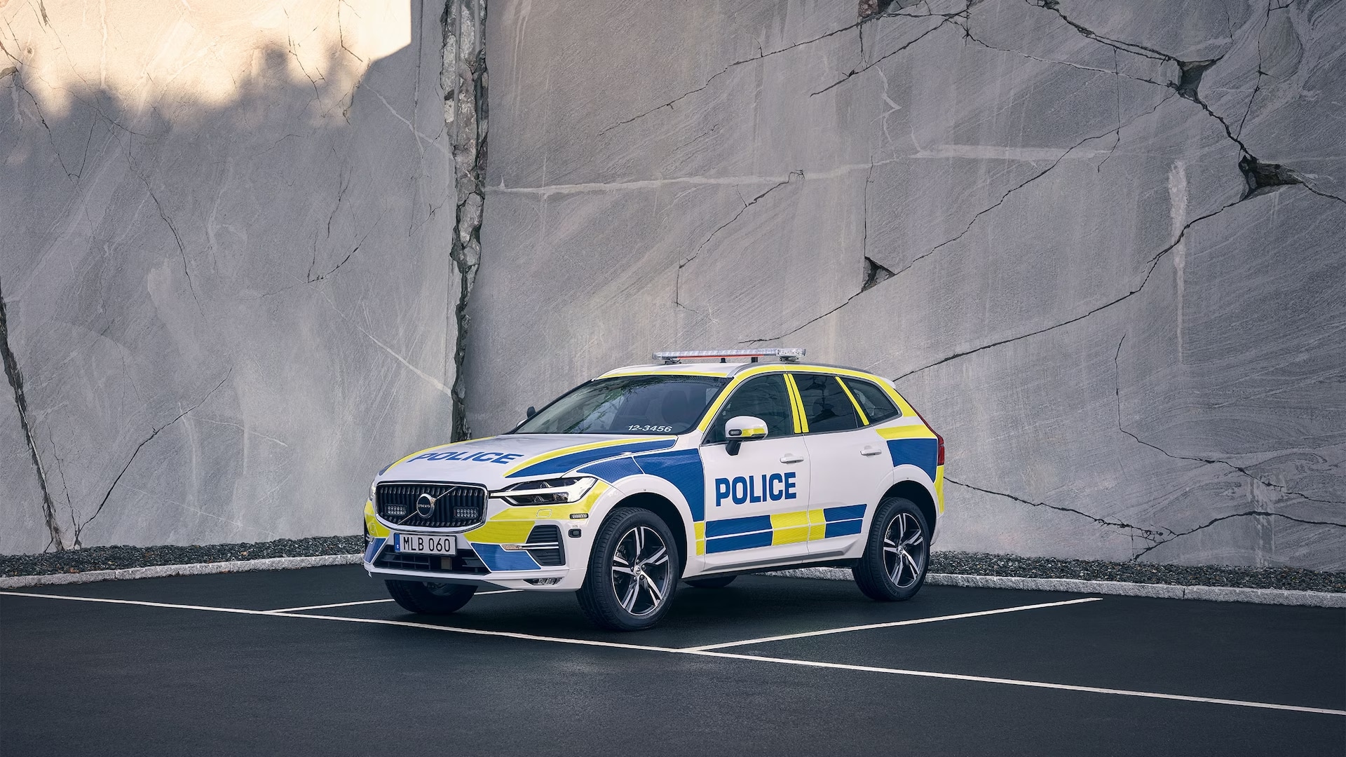 Voiture de police Volvo XC60 de trois quart