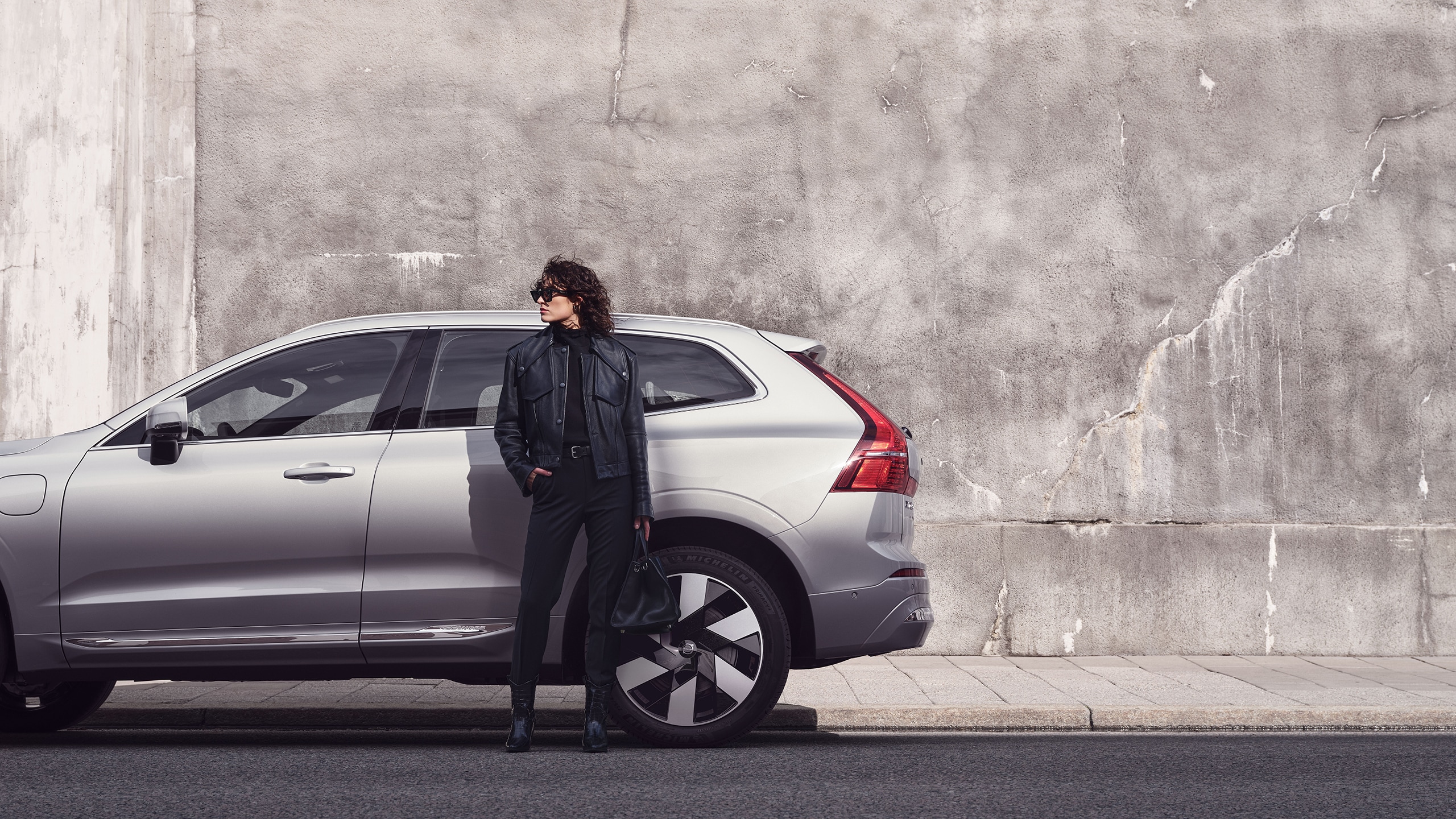 Eine Frau steht vor einem Volvo XC60