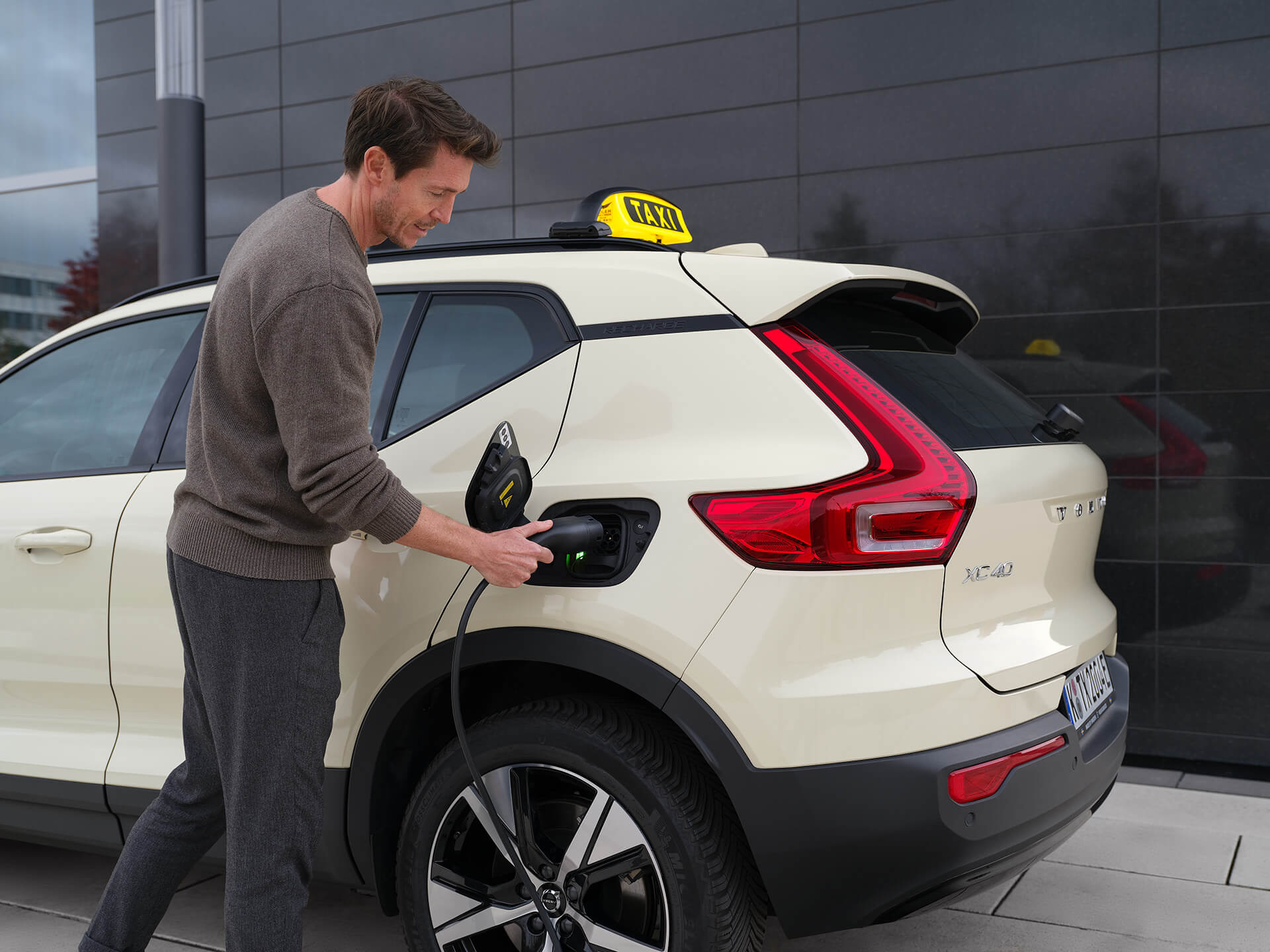 Volvo XC40 als Taxi wird von einem Mann geladen