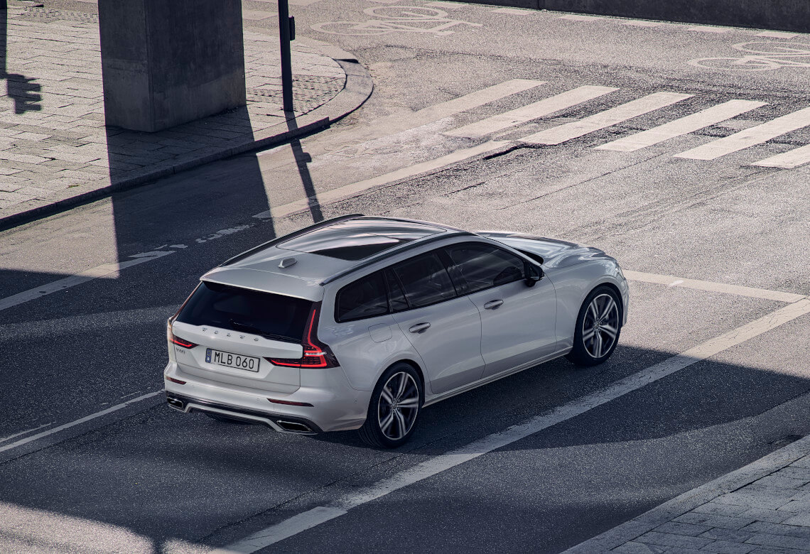 Volvo V60 Recharge T8 Crystal White Pearl steht in einer Parklücke