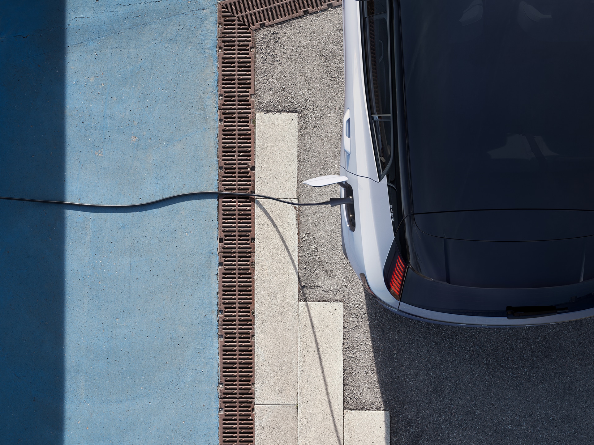 Ein elektrischer Volvo wird aufgeladen. 