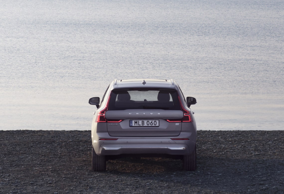 Ein Volvo XC60 steht vor dem Meer