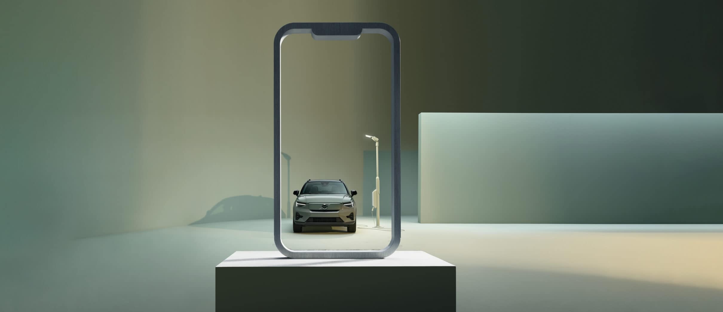Ein Volvo Fahrzeug wird auf dem Display eines Handys angezeigt. 