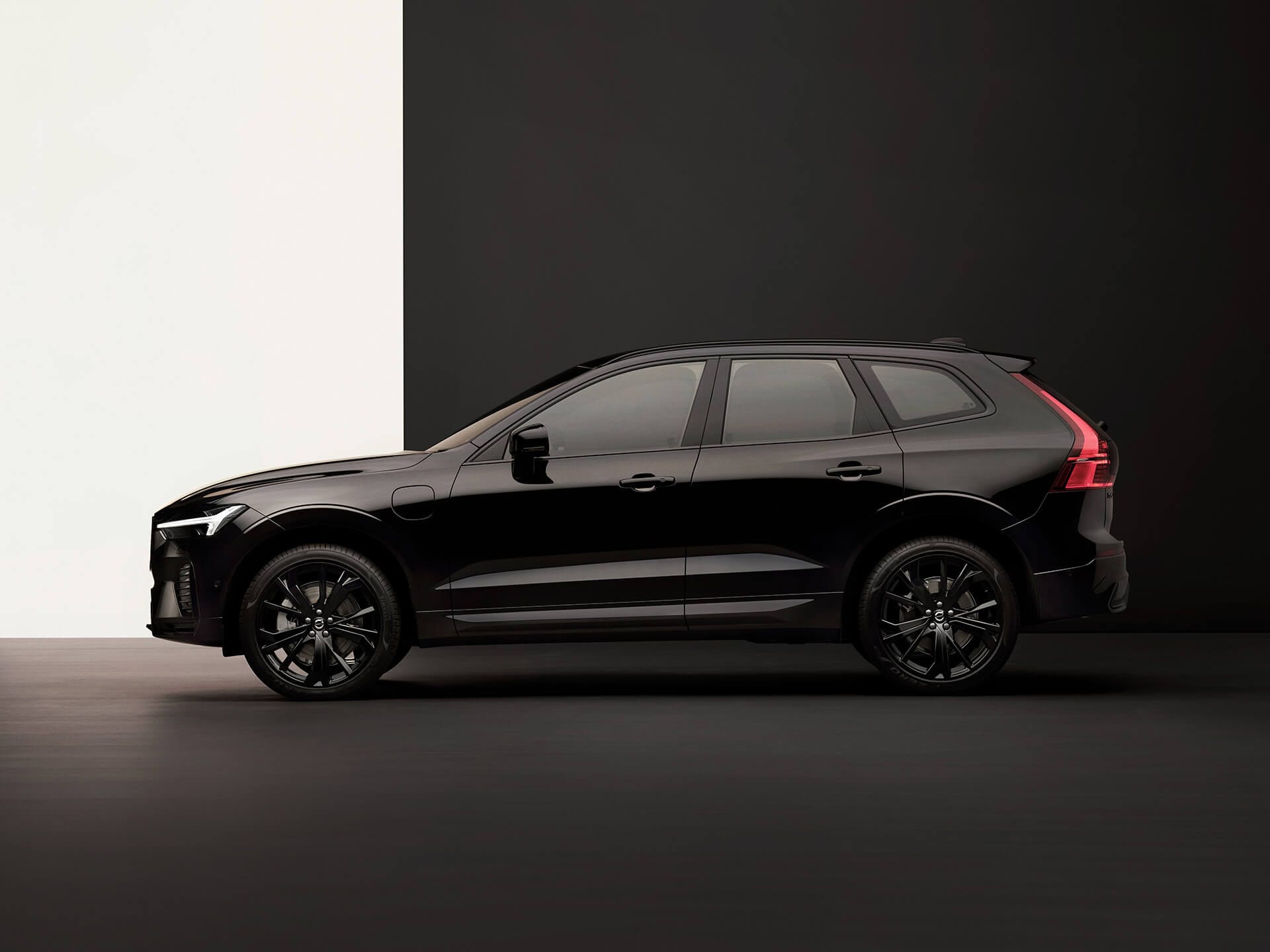 Volvo XC60 Black Edition im Seitenschuss