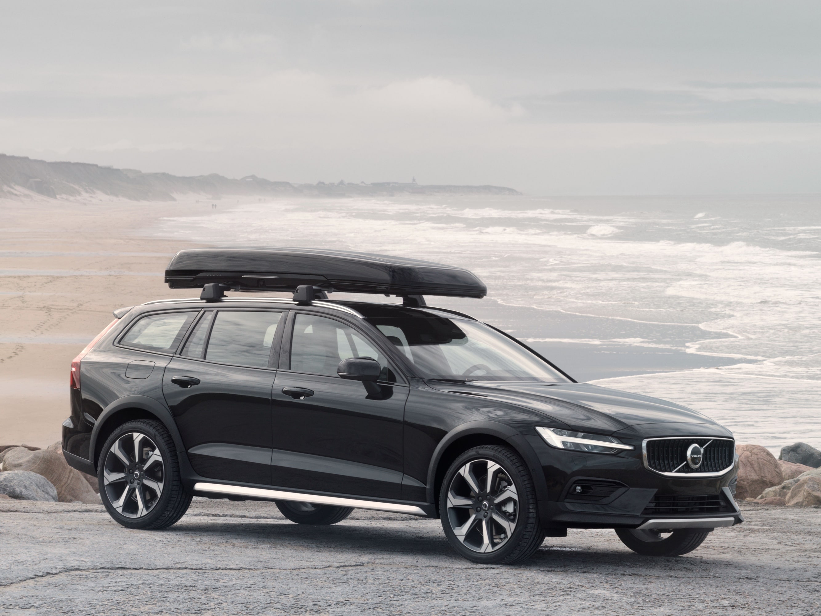 Una Volvo V60 Cross Country in riva al mare