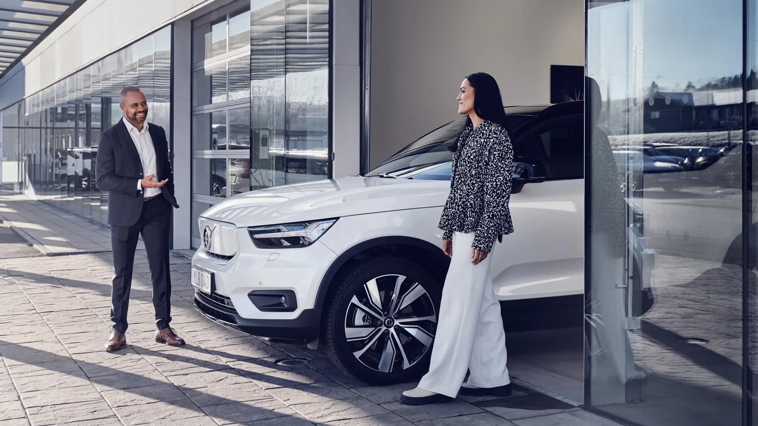 Volvo XC40 Pure Electric che esce da una concessionaria