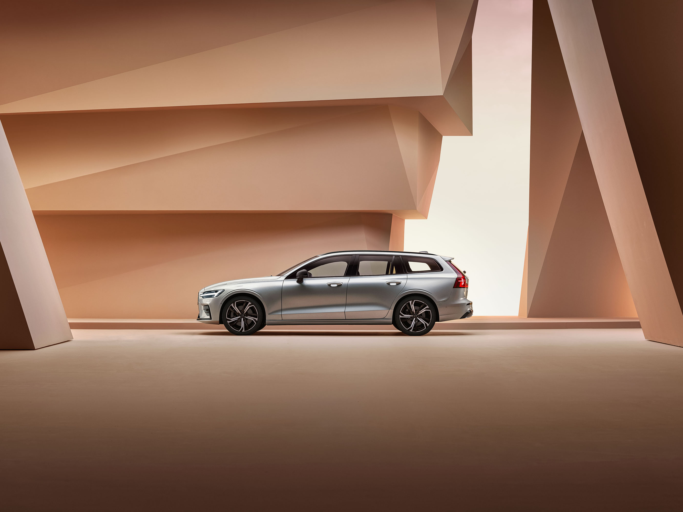 Grijze Volvo V60 in mooie architectonische ruimte.