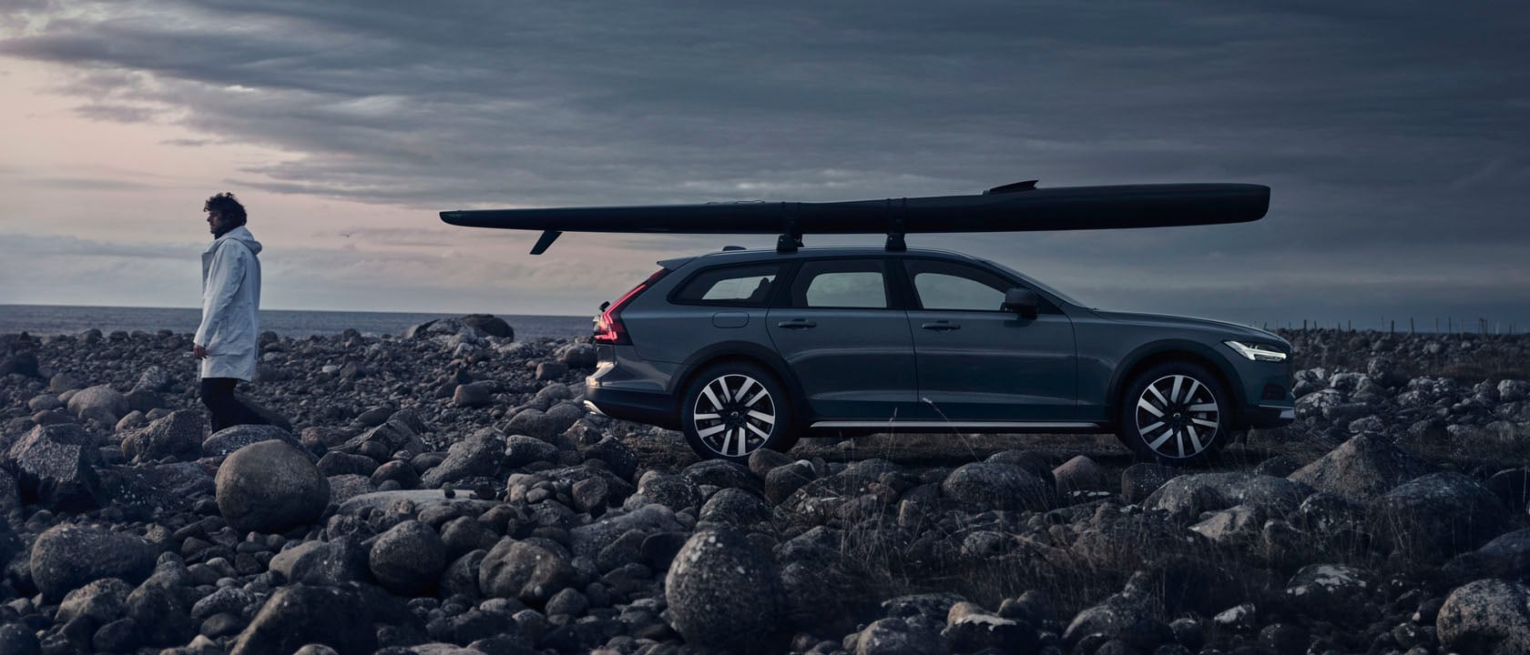 Volvo V90 Cross Country con una tabla de surf en el techo