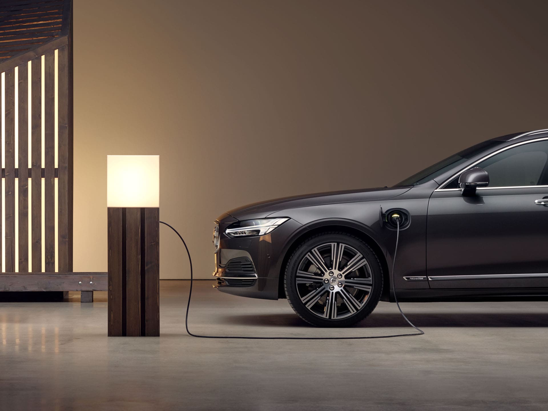 Volvo V90 Recharge recargando