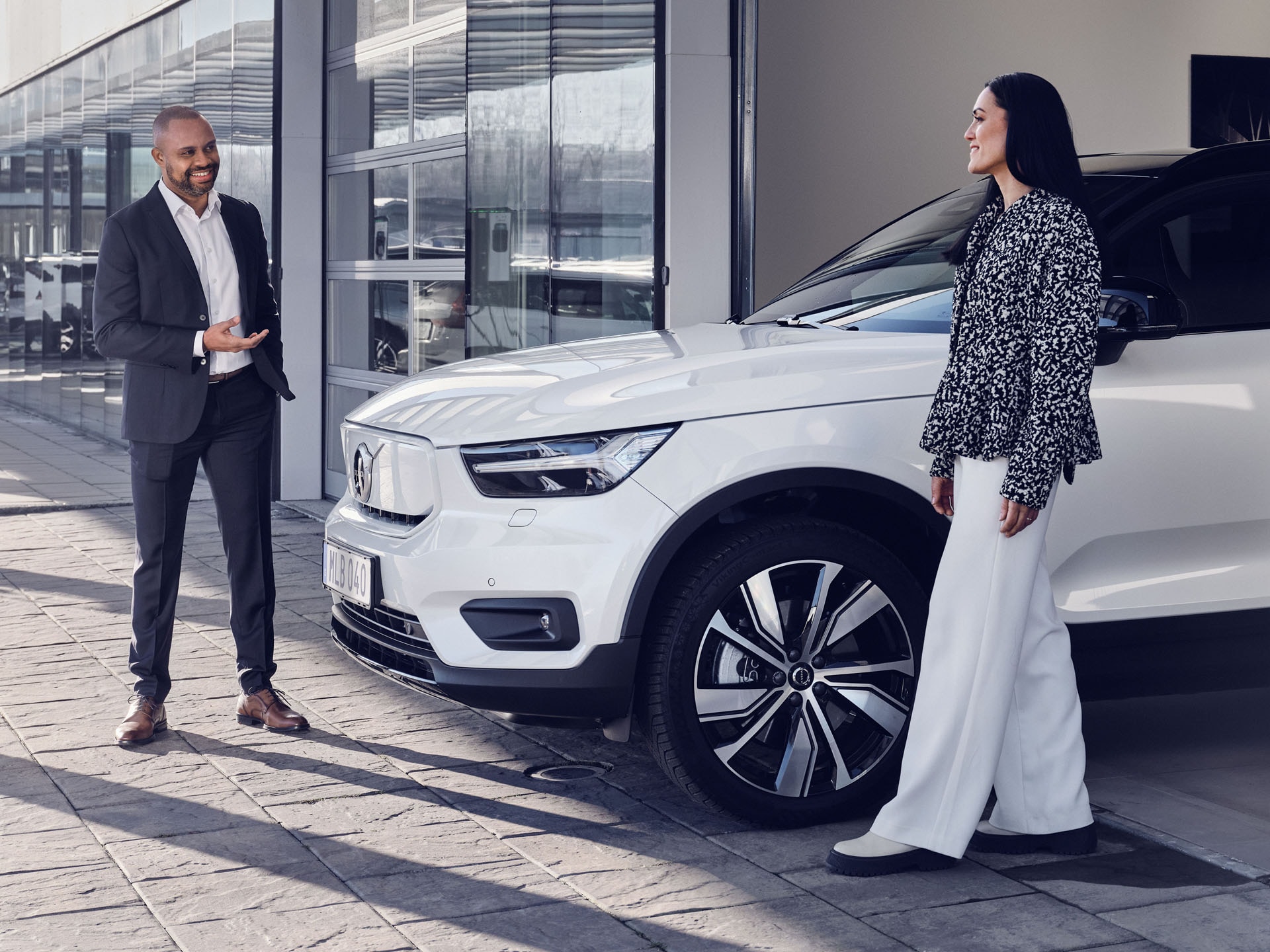 Un Volvo XC40 eléctrico saliendo de un concesionario